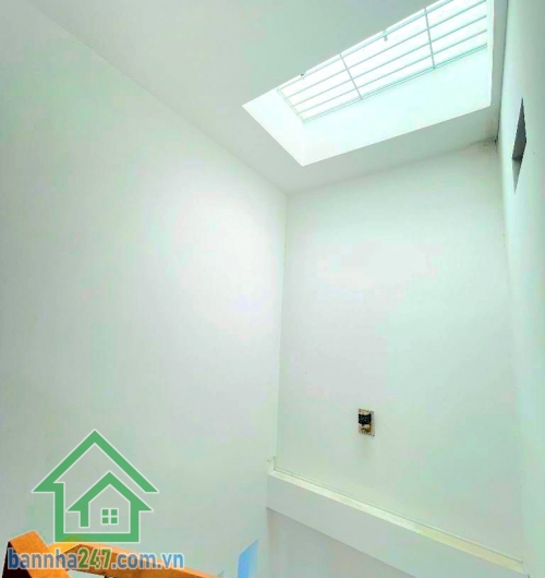 CHỈ 7,2 TỶ – SIÊU PHẨM KHU ĐẦM SEN – Tân Phú - 68m² – NHÀ ĐẸP CHẮC CHẮN – VÀO Ở NGAY – 2 TẦNG – 2PN, 2WC * Kết cấu: 1 trệt + 1 lầu, ban công thoáng, giếng trời cực sáng. Công năng: Phòng khách rộng, bếp thoải mái, 2PN – 2WC. Khu dân cư: Dân trí cao, an ni