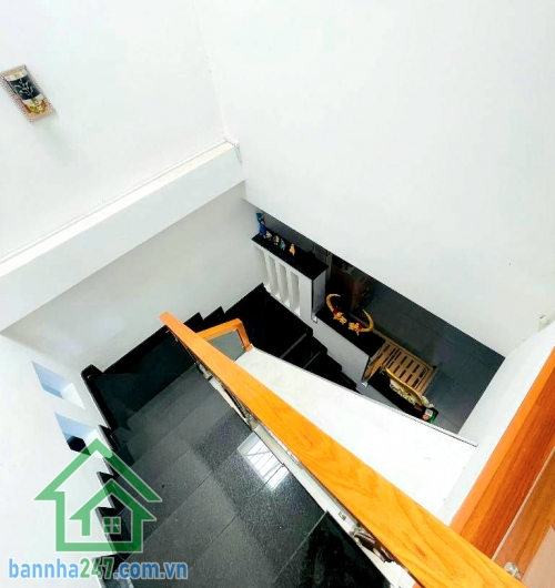 CHỈ 7,2 TỶ – SIÊU PHẨM KHU ĐẦM SEN – Tân Phú - 68m² – NHÀ ĐẸP CHẮC CHẮN – VÀO Ở NGAY – 2 TẦNG – 2PN, 2WC * Kết cấu: 1 trệt + 1 lầu, ban công thoáng, giếng trời cực sáng. Công năng: Phòng khách rộng, bếp thoải mái, 2PN – 2WC. Khu dân cư: Dân trí cao, an ni