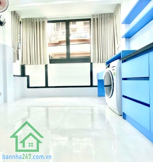 CHỈ 4,35 TỶ – NHÀ MỚI FULL NỘI THẤT – PHỐ ẨM THỰC HỒ THỊ KỶ – HẺM 6M THÔNG – 3 TẦNG NỞ HẬU- 2PN, 3WC DT thực tế: hơn 20m² (nở hậu, đẹp phong thủy)  Kết cấu: Kết cấu:  1 trệt 2 lầu – 2PN, 3WC, tầng 2 trở lên có đưa thêm 0.7m.