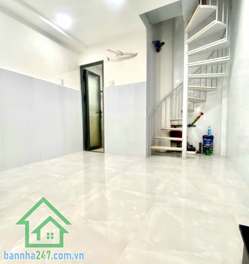 CHỈ 4,35 TỶ – NHÀ MỚI FULL NỘI THẤT – PHỐ ẨM THỰC HỒ THỊ KỶ – HẺM 6M THÔNG – 3 TẦNG NỞ HẬU- 2PN, 3WC DT thực tế: hơn 20m² (nở hậu, đẹp phong thủy)  Kết cấu: Kết cấu:  1 trệt 2 lầu – 2PN, 3WC, tầng 2 trở lên có đưa thêm 0.7m.