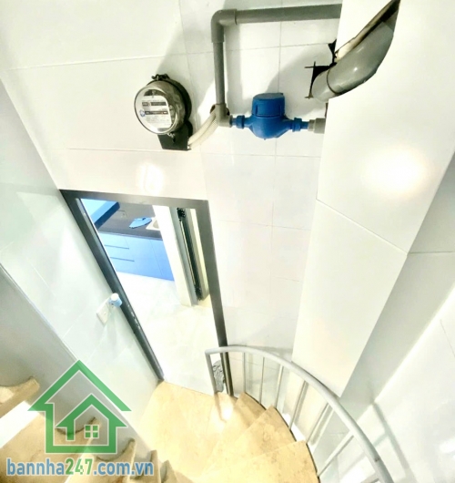 CHỈ 4,35 TỶ – NHÀ MỚI FULL NỘI THẤT – PHỐ ẨM THỰC HỒ THỊ KỶ – HẺM 6M THÔNG – 3 TẦNG NỞ HẬU- 2PN, 3WC DT thực tế: hơn 20m² (nở hậu, đẹp phong thủy)  Kết cấu: Kết cấu:  1 trệt 2 lầu – 2PN, 3WC, tầng 2 trở lên có đưa thêm 0.7m.