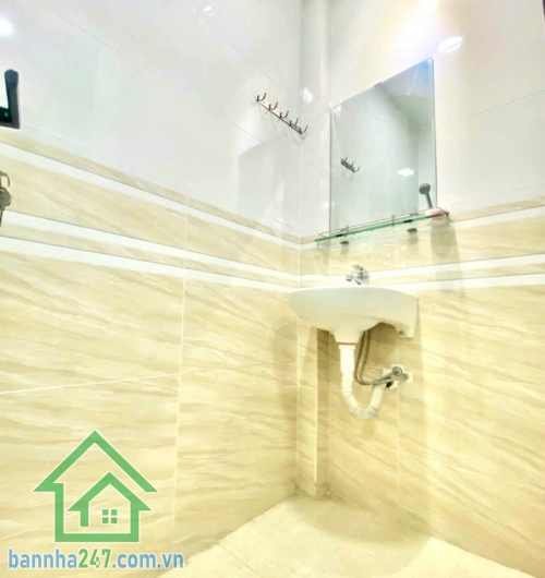 CHỈ 4,35 TỶ – NHÀ MỚI FULL NỘI THẤT – PHỐ ẨM THỰC HỒ THỊ KỶ – HẺM 6M THÔNG – 3 TẦNG NỞ HẬU- 2PN, 3WC DT thực tế: hơn 20m² (nở hậu, đẹp phong thủy)  Kết cấu: Kết cấu:  1 trệt 2 lầu – 2PN, 3WC, tầng 2 trở lên có đưa thêm 0.7m.