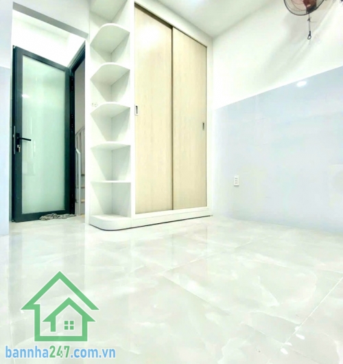 CHỈ 4,35 TỶ – NHÀ MỚI FULL NỘI THẤT – PHỐ ẨM THỰC HỒ THỊ KỶ – HẺM 6M THÔNG – 3 TẦNG NỞ HẬU- 2PN, 3WC DT thực tế: hơn 20m² (nở hậu, đẹp phong thủy)  Kết cấu: Kết cấu:  1 trệt 2 lầu – 2PN, 3WC, tầng 2 trở lên có đưa thêm 0.7m.