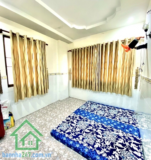 CHỈ 5,2 TỶ – TÂN BÌNH GIÁP QUẬN 10 – NHÀ 3 TẦNG – HẺM RỘNG, 3 MẶT THOÁNG – SỔ NỞ HẬU. Kết cấu: 1 trệt 2 lầu, gồm PK – Bếp – 4PN/3WC Hẻm sạch – an ninh – thông.