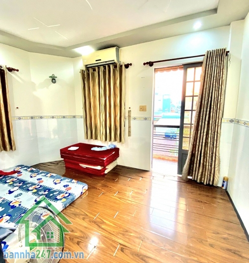 CHỈ 5,2 TỶ – TÂN BÌNH GIÁP QUẬN 10 – NHÀ 3 TẦNG – HẺM RỘNG, 3 MẶT THOÁNG – SỔ NỞ HẬU. Kết cấu: 1 trệt 2 lầu, gồm PK – Bếp – 4PN/3WC Hẻm sạch – an ninh – thông.