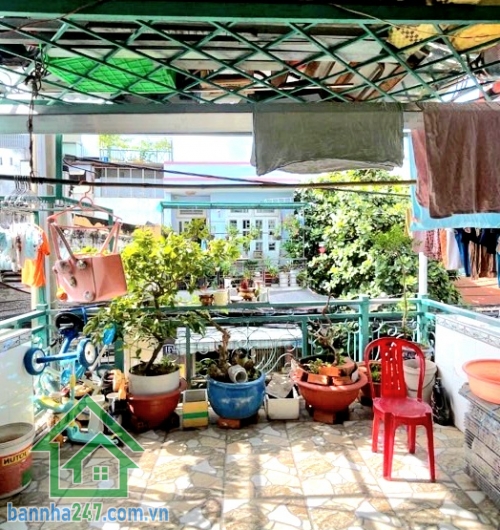 CHỈ 5,1 TỶ – HẺM 6M THÔNG – GẦN MẶT TIỀN GÒ XOÀI – DT 64M² (4x16) – 3PN – 2WC – NHÀ LÔ GÓC THOÁNG MÁT. Vị trí: Hẻm 6m thông, cách MT Gò Xoài chỉ vài căn, xe hơi ra vào thoải mái, thuận tiện kinh doanh buôn bán.