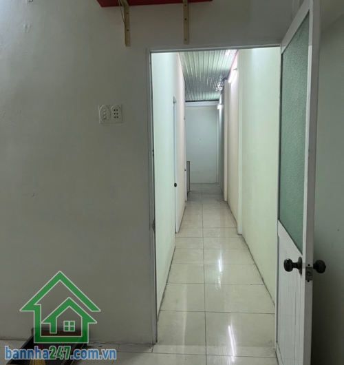 MẶT TIỀN 10M – GIÁP TÂN PHÚ – 61M² – CHỈ 5.8 TỶ DT: 61m² (4.3 x 14) – 1 trệt 1 lầu, 3PN – 2WC, nhà còn kiên cố, ở ngay.  Mặt tiền đường nhựa 10m, kinh doanh đa ngành nghề. Gần ngã tư 4 Xã, Bình Hưng Hòa A, giáp Tân Phú.