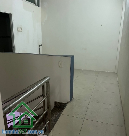 MẶT TIỀN 10M – GIÁP TÂN PHÚ – 61M² – CHỈ 5.8 TỶ DT: 61m² (4.3 x 14) – 1 trệt 1 lầu, 3PN – 2WC, nhà còn kiên cố, ở ngay.  Mặt tiền đường nhựa 10m, kinh doanh đa ngành nghề. Gần ngã tư 4 Xã, Bình Hưng Hòa A, giáp Tân Phú.