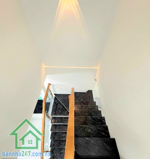 CHỈ 3,75 TỶ – HIẾM – SÁT TÂN PHÚ – NGAY CHỢ BÌNH LONG - NHÀ MỚI XÂY – VÀO Ở NGAY – DT 30,5M² – 2PN – 2WC Kết cấu: • Nhà mới xây, 1 trệt 1 lầu – hoàn thiện đẹp