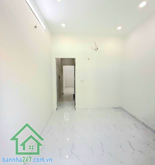 CHỈ 3,75 TỶ – HIẾM – SÁT TÂN PHÚ – NGAY CHỢ BÌNH LONG - NHÀ MỚI XÂY – VÀO Ở NGAY – DT 30,5M² – 2PN – 2WC Kết cấu: • Nhà mới xây, 1 trệt 1 lầu – hoàn thiện đẹp
