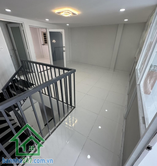 CHỈ 5,6 TỶ - NHÀ MỚI ĐẸP – NGAY KÊNH TÂN HÓA – CHỈ VÀI BƯỚC SANG BÀU CÁT TÂN BÌNH * Diện tích 70m2 (5 x 13m, nở hậu 5.8m tài lộc). * Kết cấu 1 trệt 1 lầu, 3PN, 3WC, có phòng ngủ dưới trệt.