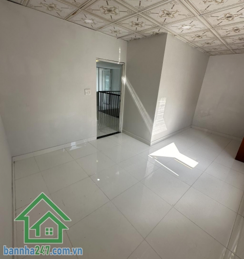CHỈ 5,6 TỶ - NHÀ MỚI ĐẸP – NGAY KÊNH TÂN HÓA – CHỈ VÀI BƯỚC SANG BÀU CÁT TÂN BÌNH * Diện tích 70m2 (5 x 13m, nở hậu 5.8m tài lộc). * Kết cấu 1 trệt 1 lầu, 3PN, 3WC, có phòng ngủ dưới trệt.