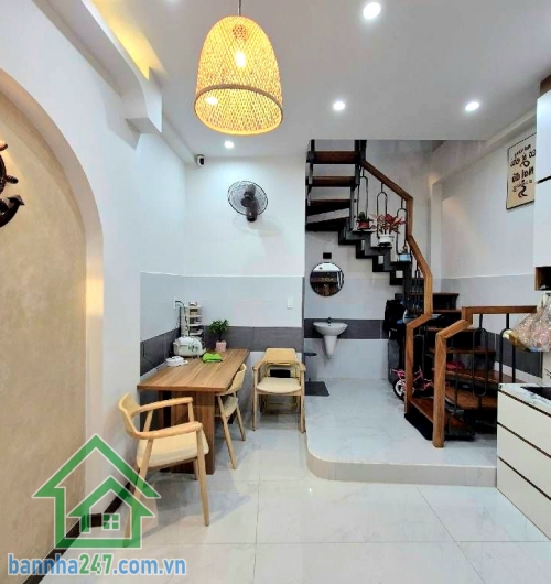 CHỈ 4,8 TỶ – SIÊU PHẨM QUẬN 10 - 3 TẦNG BTCT – 60M² – MỚI 100% – FULL NỘI THẤT SÁT MẶT TIỀN – PHONG CÁCH HIỆN ĐẠI – HẺM THÔNG 4M Kết cấu: • 1 trệt 2 lầu mới.