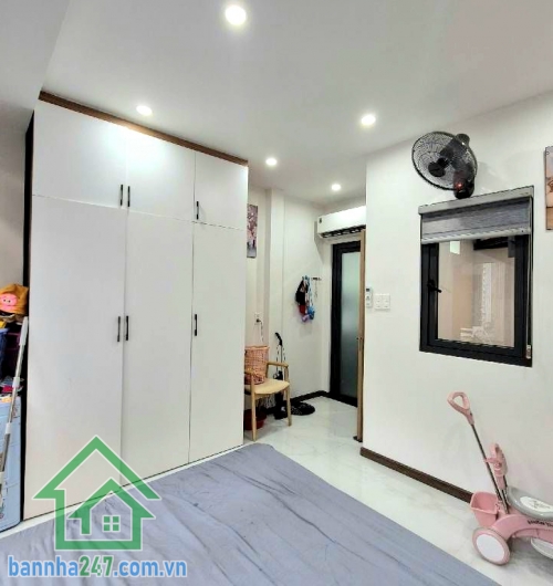 CHỈ 4,8 TỶ – SIÊU PHẨM QUẬN 10 - 3 TẦNG BTCT – 60M² – MỚI 100% – FULL NỘI THẤT SÁT MẶT TIỀN – PHONG CÁCH HIỆN ĐẠI – HẺM THÔNG 4M Kết cấu: • 1 trệt 2 lầu mới.