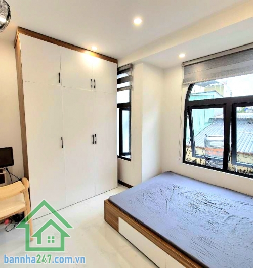 CHỈ 4,8 TỶ – SIÊU PHẨM QUẬN 10 - 3 TẦNG BTCT – 60M² – MỚI 100% – FULL NỘI THẤT SÁT MẶT TIỀN – PHONG CÁCH HIỆN ĐẠI – HẺM THÔNG 4M Kết cấu: • 1 trệt 2 lầu mới.