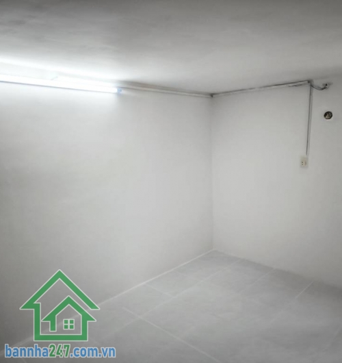 CHỈ 3,9 TỶ – HẺM XE HƠI 4M THÔNG – NHÀ 3 TẦNG ĐẸP – VÀO Ở NGAY Nhà mới sửa, dọn vào ở liền – vị trí cực kỳ tiện lợi. - Diện tích: 32m² (3.5 x 9m), hướng Bắc.