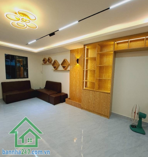 CHỈ 2.1 TỶ – NHÀ 2 TẦNG TRUNG TÂM AEON TÂN PHÚ – DT 50M2 (4.5x11)M – 2PN * Nhà lô góc, còn thơm mùi sơn, thiết kế hiện đại, chỉ việc xách vali vào ở. * Kết cấu 2 tầng, 2PN thoáng mát, đầy đủ công năng. * Vị trí cực đẹp: 5 phút ra Aeon Mall, công viên Cela