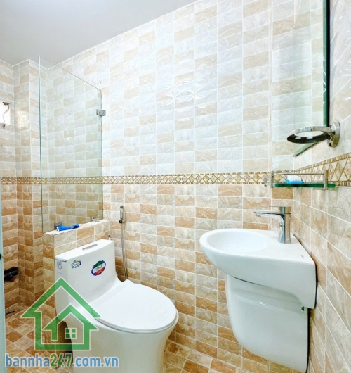 CHỈ 3.5 TỶ - NHÀ ĐẸP – GIÁP NGÃ TƯ BỐN XÃ – Ở NGAY Kết cấu: 1 trệt 1 lửng, 2PN – 2WC (có 1PN trệt tiện lợi), phòng khách, bếp đầy đủ. Vị trí: liền kề Ngã Tư 4 Xã.