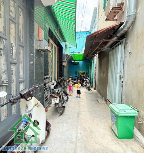 CHỈ 3.5 TỶ - NHÀ ĐẸP – GIÁP NGÃ TƯ BỐN XÃ – Ở NGAY Kết cấu: 1 trệt 1 lửng, 2PN – 2WC (có 1PN trệt tiện lợi), phòng khách, bếp đầy đủ. Vị trí: liền kề Ngã Tư 4 Xã.