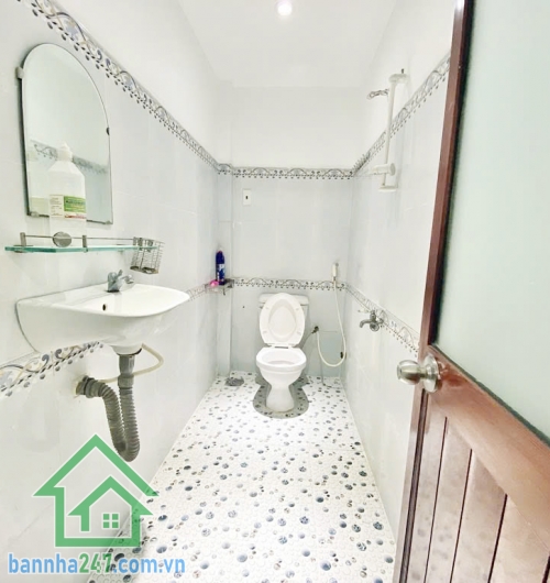 CHỈ 5,5 TỶ - HẺM XE HƠI – KẾ BIG C TRƯỜNG CHINH – TÂN PHÚ - 4PN – 3WC  DT: 41m² – 3 Tầng – 4PN – 3WC Nhà mới, vào ở ngay – Hẻm xe hơi thông thoáng - Khu dân trí cao, an ninh tốt. Nhà còn mới, thích hợp gia đình đông người. 