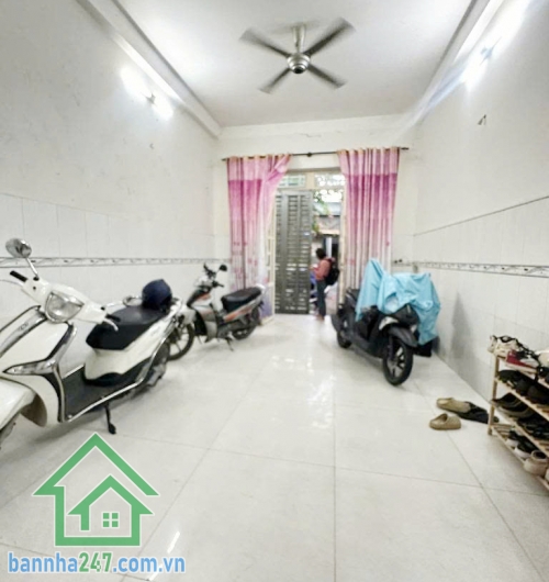 CHỈ 5.5 TỶ MTKD HẺM NHỰA 10M – NHÀ 3 TẦNG – 56M² Vị trí vàng: gần Aeon Mall, chợ, trường học, hẻm 10m thông tứ hướng Diện tích 4x14m vuông vức, 1 trệt 1 lầu sân thượng - 2PN rộng, phòng thể dục, sân phơi, 2WC