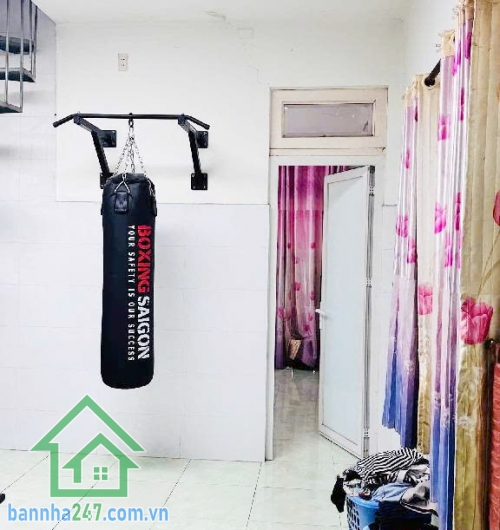 CHỈ 5.5 TỶ MTKD HẺM NHỰA 10M – NHÀ 3 TẦNG – 56M² Vị trí vàng: gần Aeon Mall, chợ, trường học, hẻm 10m thông tứ hướng Diện tích 4x14m vuông vức, 1 trệt 1 lầu sân thượng - 2PN rộng, phòng thể dục, sân phơi, 2WC