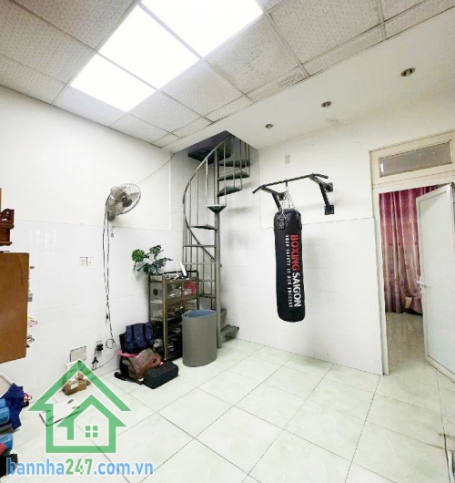 CHỈ 5.5 TỶ MTKD HẺM NHỰA 10M – NHÀ 3 TẦNG – 56M² Vị trí vàng: gần Aeon Mall, chợ, trường học, hẻm 10m thông tứ hướng Diện tích 4x14m vuông vức, 1 trệt 1 lầu sân thượng - 2PN rộng, phòng thể dục, sân phơi, 2WC