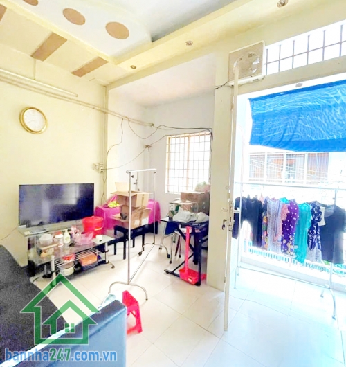 NHÀ SÁT MẶT TIỀN – HẺM XE HƠI – GẦN ĐẦM SEN - 48m² – 2 Tầng – 2PN – 2WC. DT: 48m² – 2 Tầng – 2PN – 2WC Giá chỉ 5,5 TỶ Vị trí cực đẹp, sát MT, thông Hoà Bình – Lũy Bán Bích, tiện đi lại. 