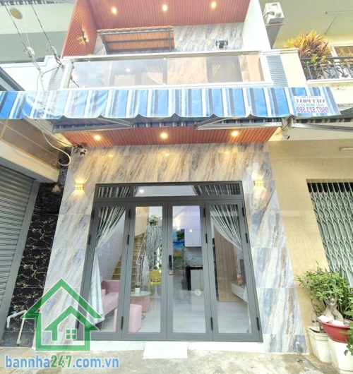 CHỈ 3,65 TỶ – SIÊU PHẨM NHÀ ĐẸP TRUNG TÂM TÂN PHÚ – HẺM XE HƠI 7M – FULL NỘI THẤT – Ở NGAY Diện tích: 21m² (4x5.3m) Kết cấu: 1 trệt, 1 lầu, 1PN lớn, 2WC, ban công.